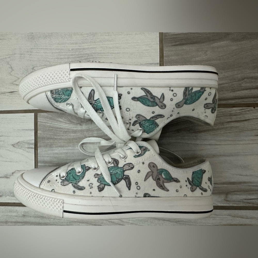 EUC: Women’s White Canvas  Sea Turtle Tennis Shoes, 7.5